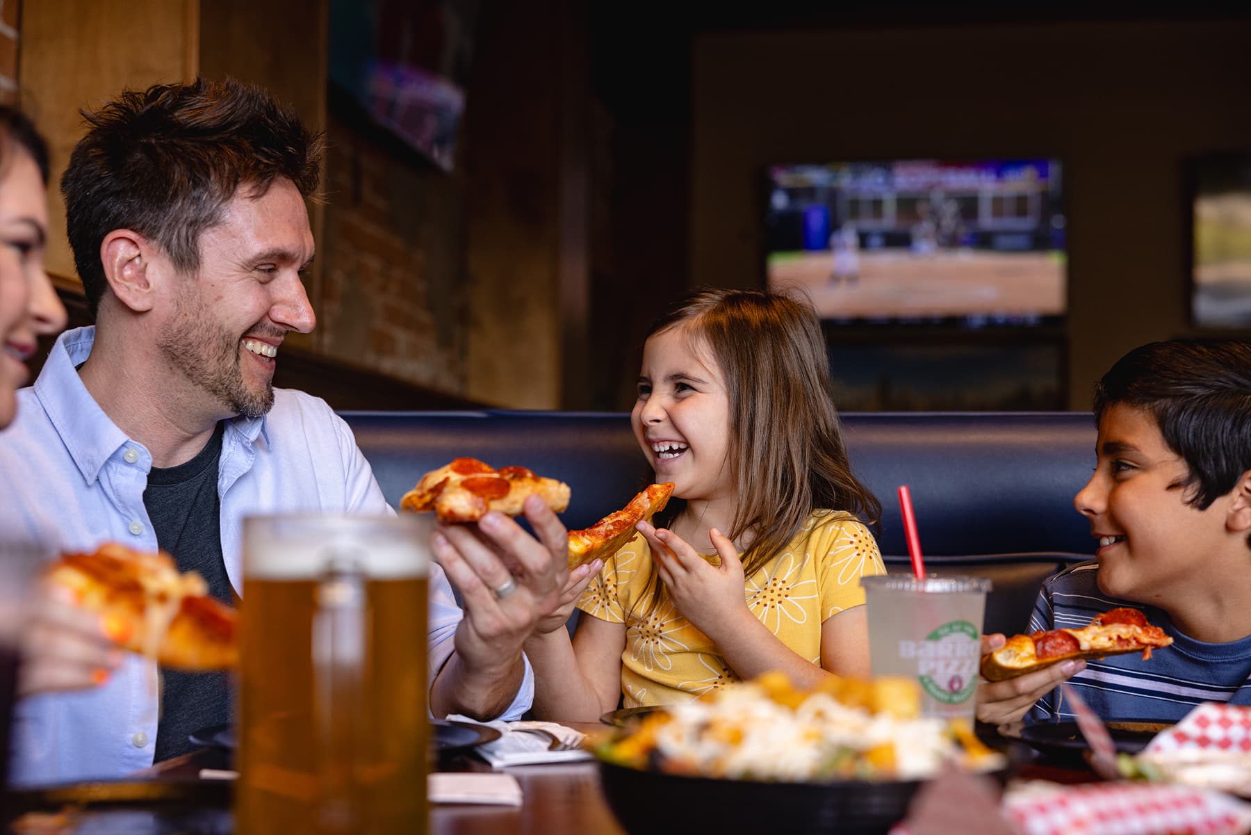 Friends toasting drinks together at a Barro's table
